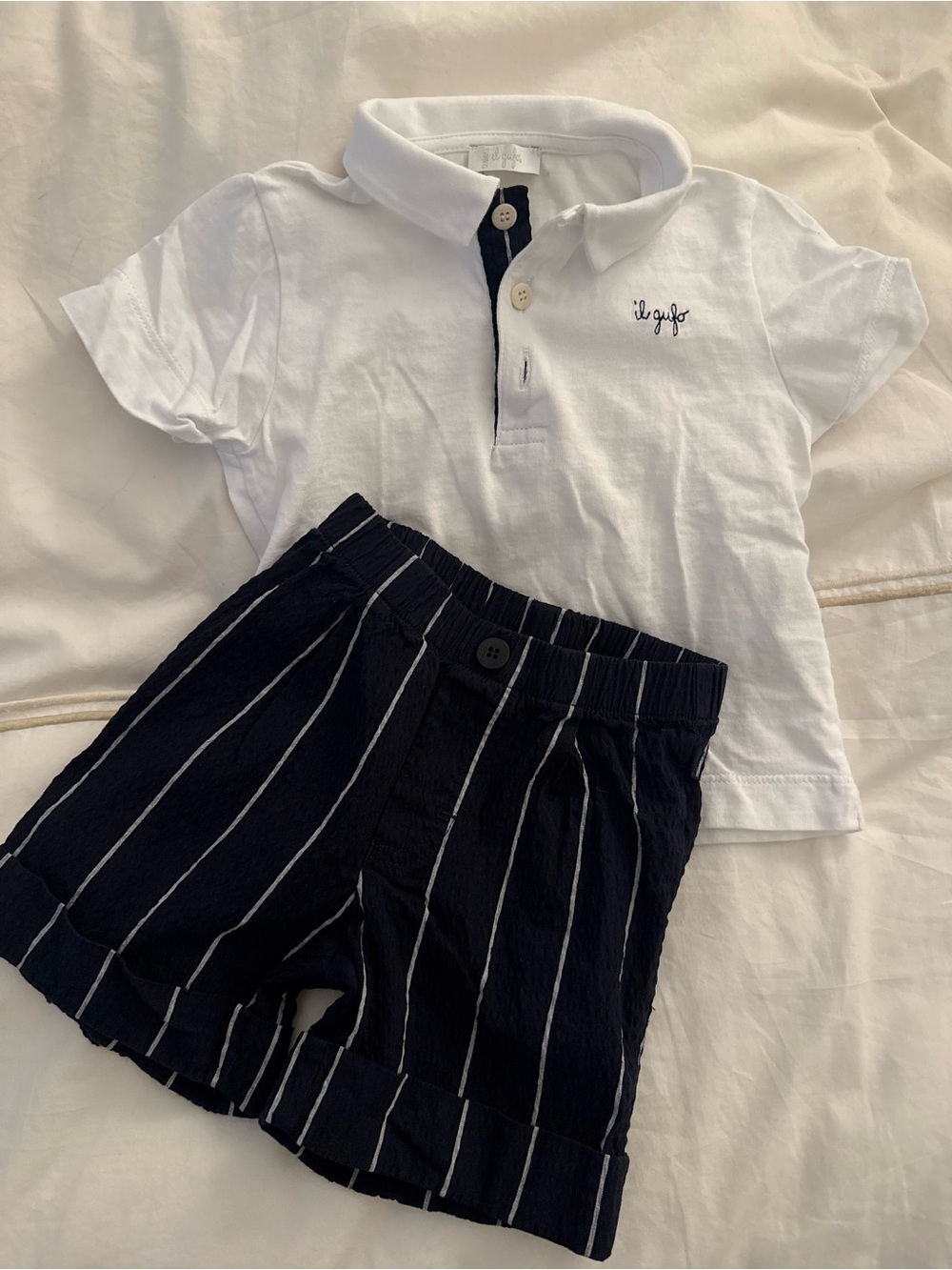Il Gufo short sleeve & short set - white/navy. Perf condition